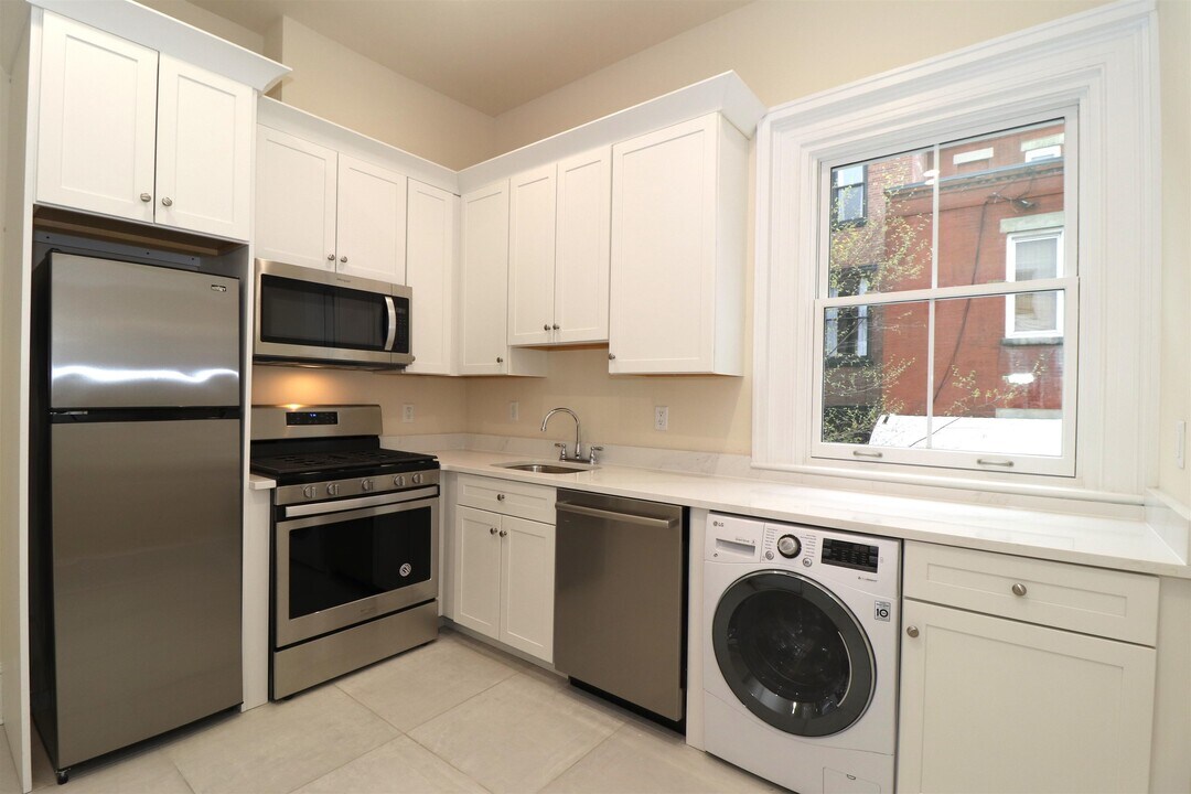 58 8th St in Hoboken, NJ - Building Photo