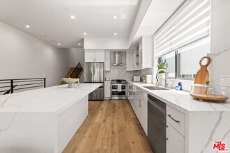5118 Laurel Canyon Blvd in Los Angeles, CA - Building Photo - Building Photo