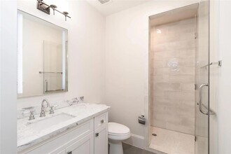 3821 N Braeswood Blvd in Houston, TX - Building Photo - Building Photo