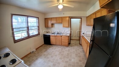 827 Suburban St NE in Cedar Rapids, IA - Building Photo - Building Photo