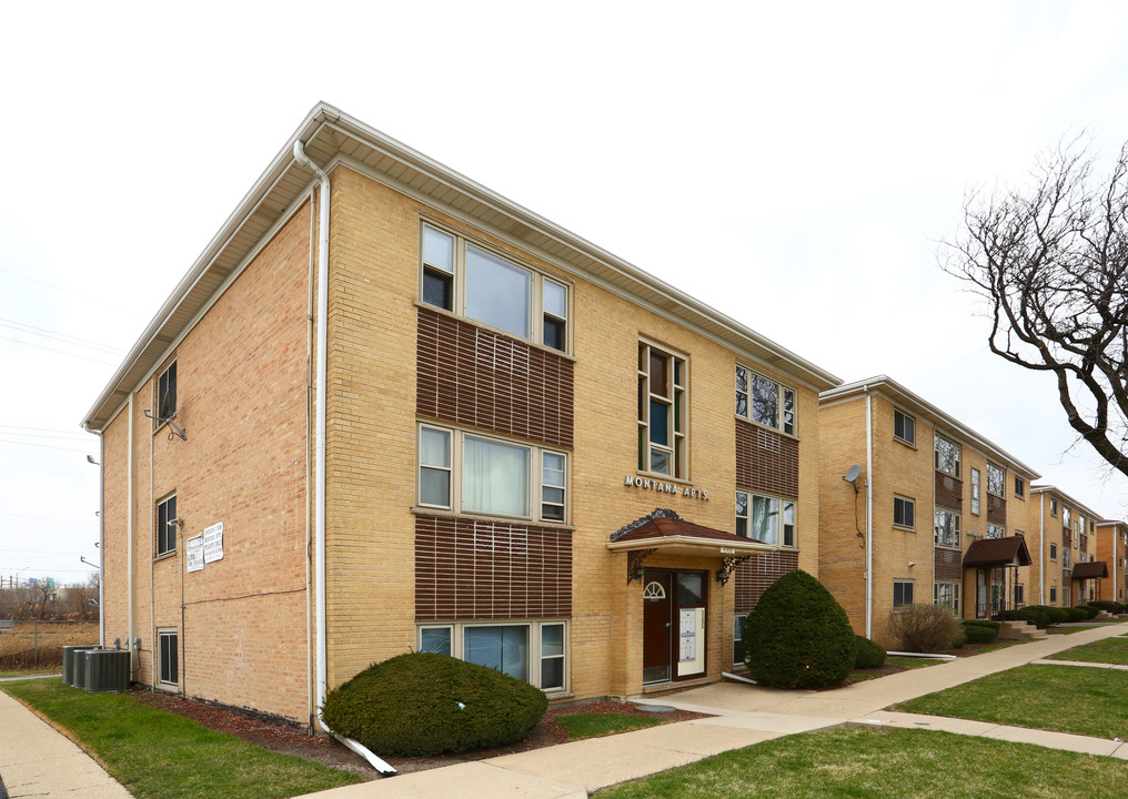 Montana Apartments in Schiller Park, IL - Building Photo