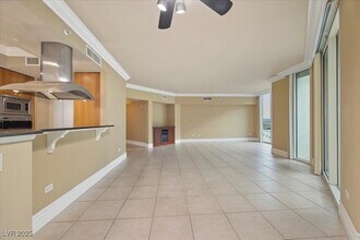 2877 Paradise Rd in Las Vegas, NV - Building Photo - Building Photo