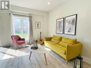 7 Sharp Dr. in Hamilton, ON - Building Photo - Building Photo