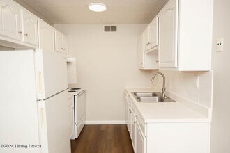 4303 Landside Dr in Louisville, KY - Building Photo - Building Photo