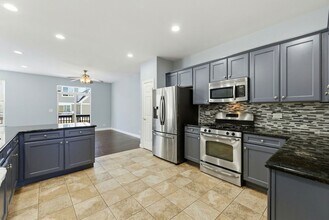 218 Goldenrod Dr in Elgin, IL - Building Photo - Building Photo