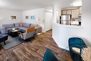 The Lakehouse in Everett, WA - Building Photo