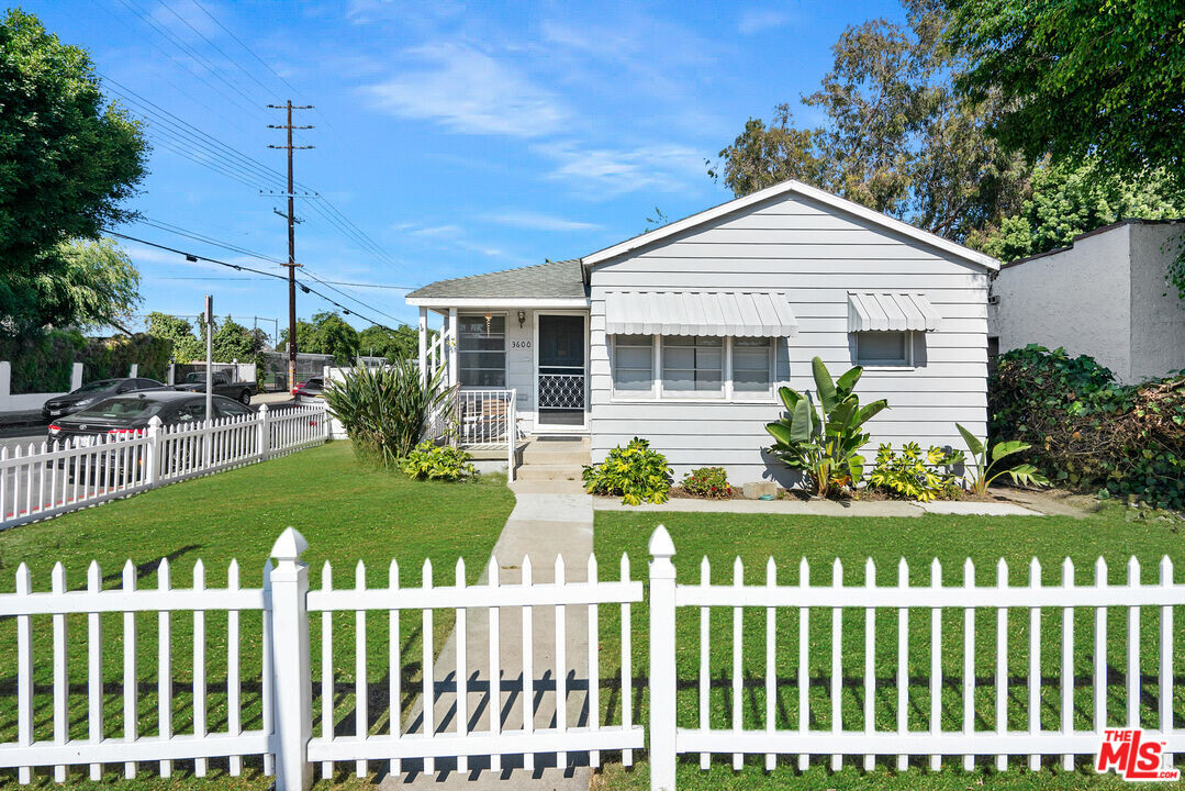 3600 Kelton Ave in Los Angeles, CA - Building Photo