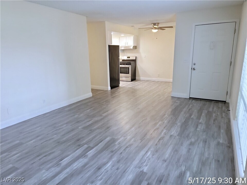 5211 Caliente St in Las Vegas, NV - Foto de edificio