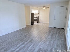 5211 Caliente St in Las Vegas, NV - Building Photo - Building Photo