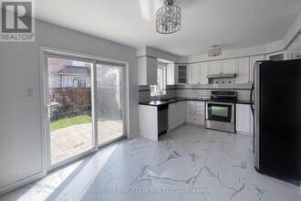 104 Crown Victoria Dr in Brampton, ON - Building Photo - Building Photo