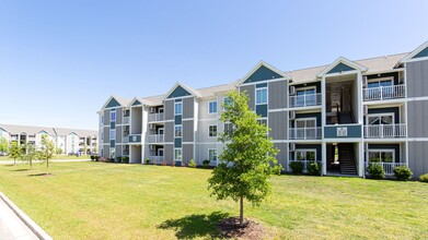 Liberty Club in Hinesville, GA - Foto de edificio - Building Photo