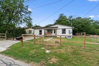 1216 Jones St in Taylor, TX - Building Photo - Building Photo
