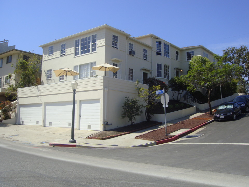 10700 Holman Ave in Los Angeles, CA - Building Photo