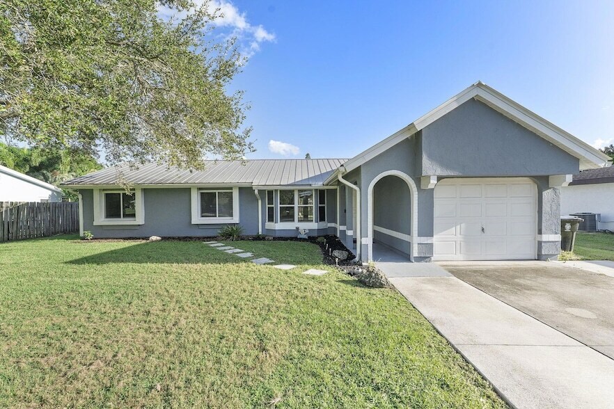 1974 SE Tiffany Ave in Port St. Lucie, FL - Building Photo