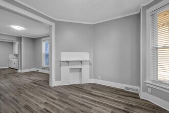 3860 Dodge St, Unit 1 in Omaha, NE - Foto de edificio - Building Photo