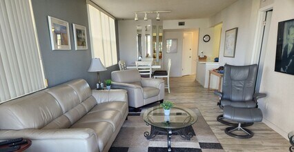 5901 Bahia Del Mar Cir N in St. Petersburg, FL - Building Photo - Building Photo