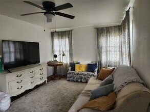 1104 E Sycamore St in Navasota, TX - Building Photo - Building Photo