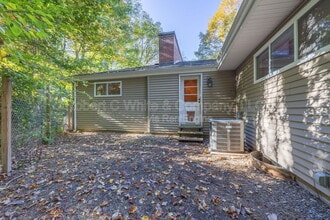 451 Birch Mountain Rd in Manchester, CT - Foto de edificio - Building Photo