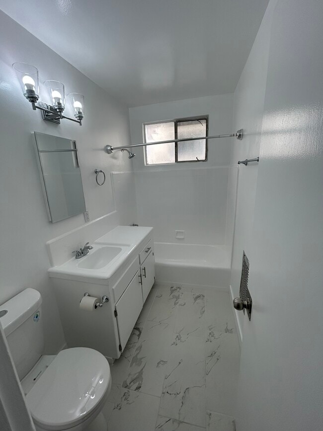 1010 N Stanley Ave, Unit 7 in West Hollywood, CA - Building Photo - Building Photo