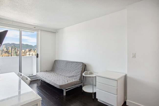 1125 W 12th Ave