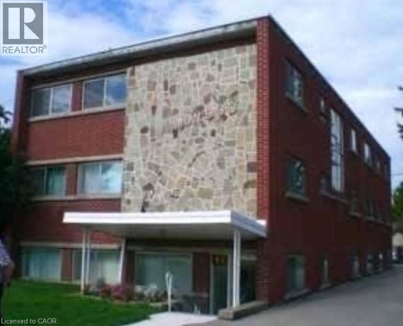 42 Hilltop Dr in Cambridge, ON - Building Photo