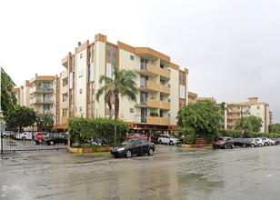 Casa Del Sol Condominiums in Hialeah, FL - Building Photo - Building Photo