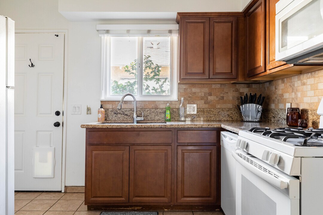 12415 Chandler Blvd in Los Angeles, CA - Building Photo