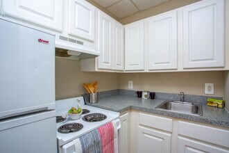 Walnut Square Apartments in Philadelphia, PA - Building Photo - Interior Photo