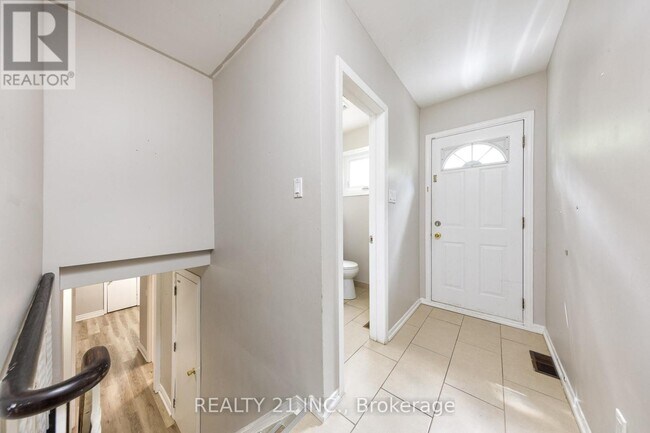 2 Chancery Ln in Toronto, ON - Building Photo - Building Photo