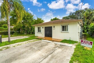 2817 SW 39th Ave in Miami, FL - Building Photo - Building Photo