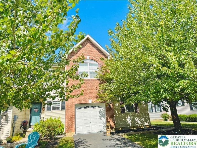 6945 Hunt Dr in Macungie, PA - Building Photo