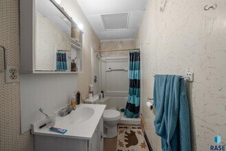 902 W 8th St in Sioux Falls, SD - Building Photo - Building Photo