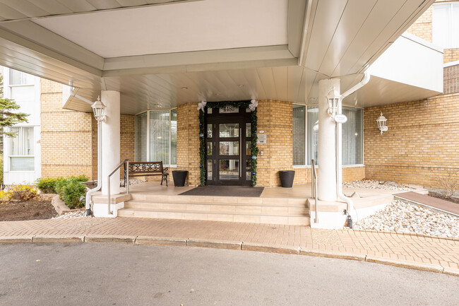 Le Laurier in Laval, QC - Building Photo - Building Photo