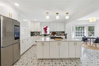 Room in House on Glenwhite Dr in Duluth, GA - Building Photo - Building Photo