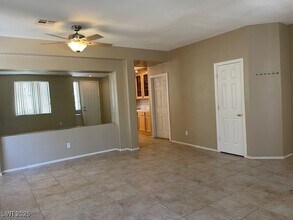 926 Lloyd George Dr in Henderson, NV - Building Photo - Building Photo