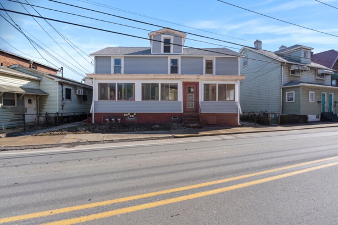 115 River Ave in Natrona Heights, PA - Foto de edificio