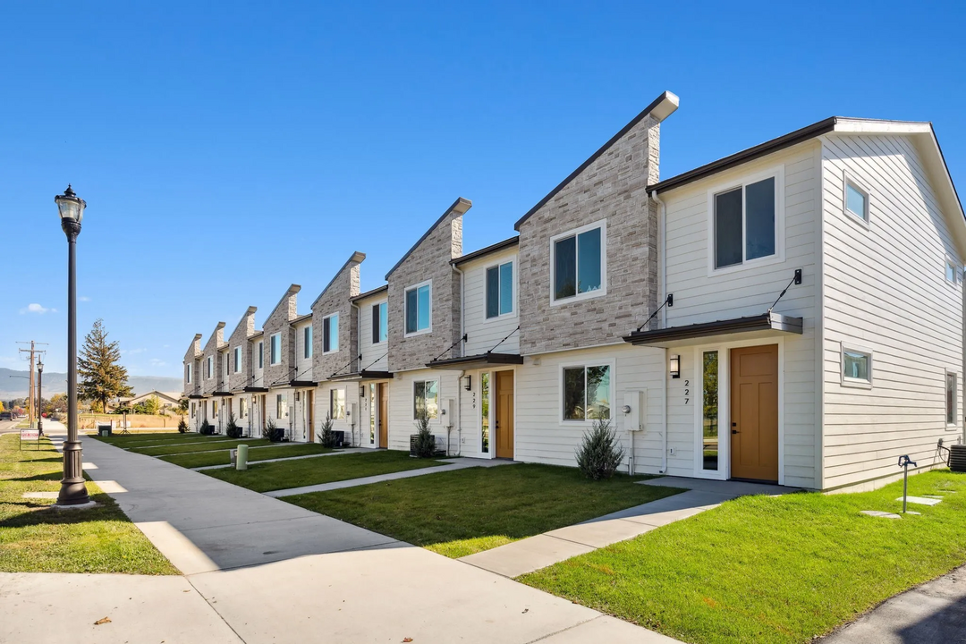 223 Fairgrounds Rd in Hamilton, MT - Foto de edificio