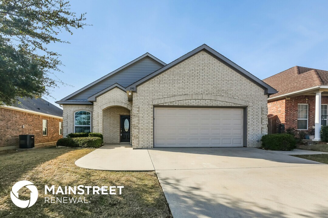 242 Irick Ct in Aubrey, TX - Building Photo