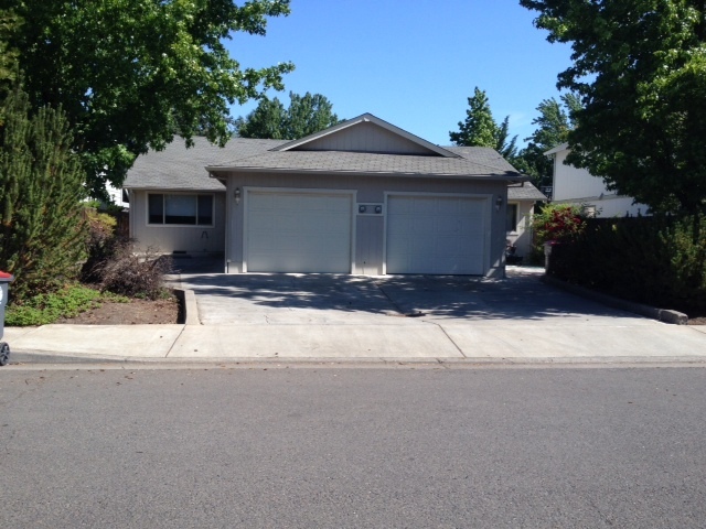 2943 Stacie Wy in Medford, OR - Building Photo