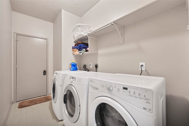 10102 White Oak Trail Ln