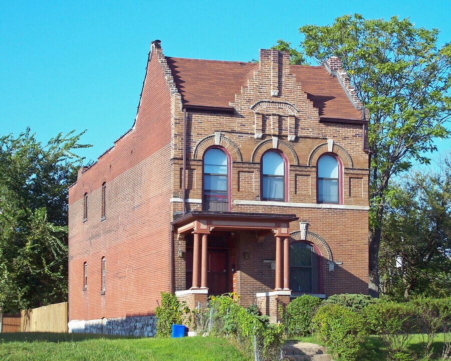 5083 Delmar Blvd in St. Louis, MO - Foto de edificio