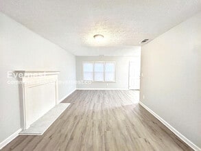 5772-5773 3 Lakes Dr in College Park, GA - Foto de edificio - Building Photo