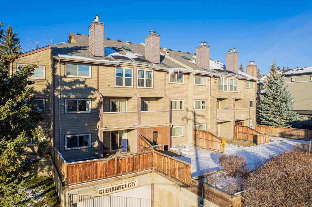 Killarney Court in Calgary, AB - Building Photo