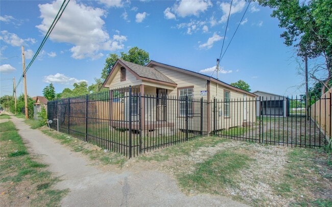1051 W Little York Rd in Houston, TX - Building Photo - Building Photo