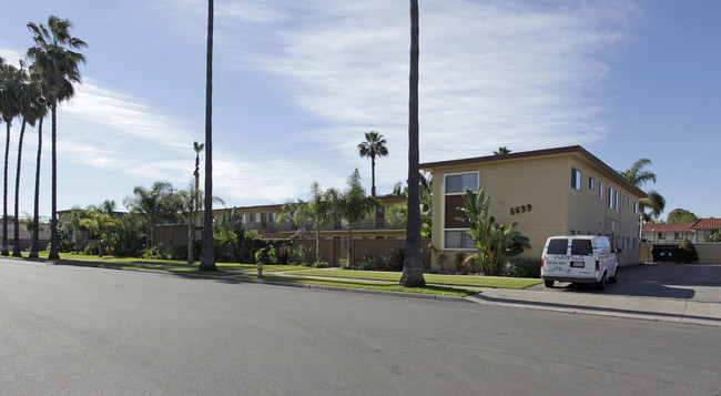 Palm Court Apartments in Buena Park, CA - Foto de edificio - Building Photo