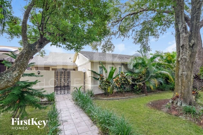 8006 La Serena Dr in Tampa, FL - Building Photo - Building Photo
