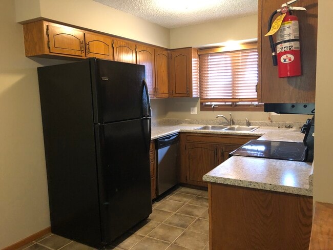 1843 Hollywood Ct in Iowa City, IA - Foto de edificio - Building Photo