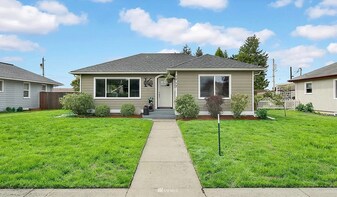 1717 D St in Lynden, WA - Building Photo