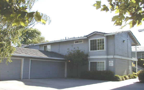 931-933 N Mitchell Rd in Turlock, CA - Foto de edificio