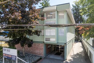 15318 N Bluff Rd in White Rock, BC - Building Photo